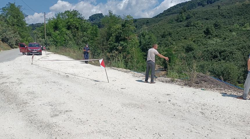 Düzce'de korkutan kaza! Yaralı sürücüyü dereden çıkardılar