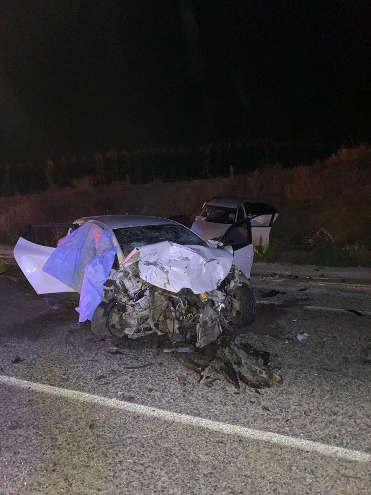 Manisa'da iki otomobil çarpıştı: 1 ölü, 3 yaralı G2