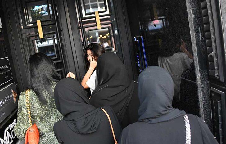 Makyajsız olduğu için panik yapan Nesrin Cavadzade, Arap turistlerin arkasına saklandı G2