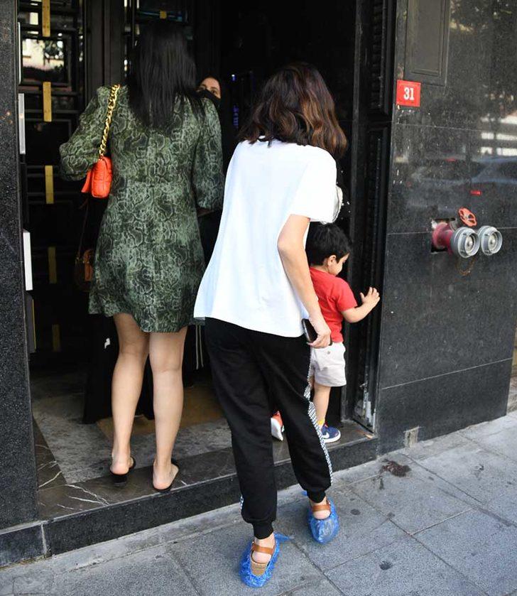 Makyajsız olduğu için panik yapan Nesrin Cavadzade, Arap turistlerin arkasına saklandı G4