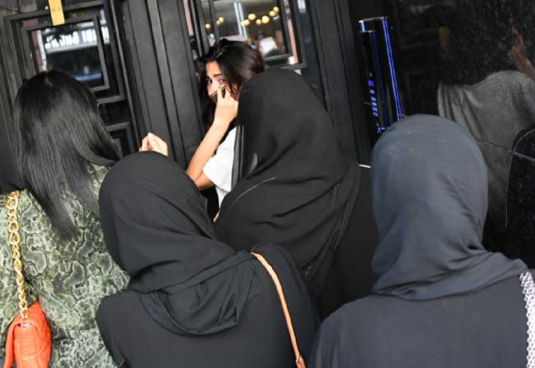 Makyajsız olduğu i&ccedil;in panik yapan Nesrin Cavadzade, Arap turistlerin arkasına saklandı