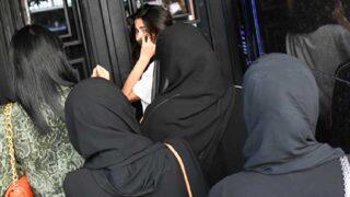 Makyajsız olduğu için panik yapan Nesrin Cavadzade, Arap turistlerin arkasına saklandı