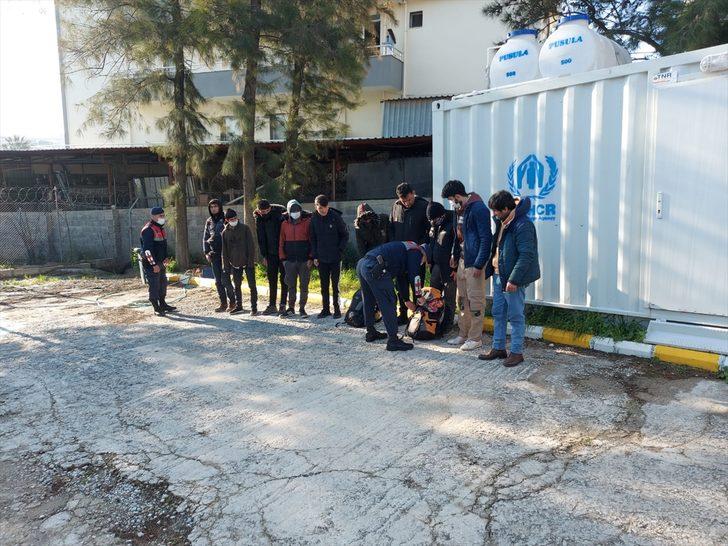 İzmir'de yurda yasa dışı yollarla giren 51 yabancı uyruklu yakalandı G3