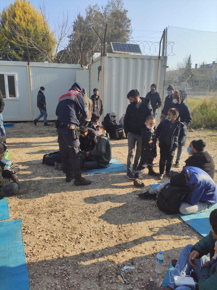 İzmir'de yurda yasa dışı yollarla giren 51 yabancı uyruklu yakalandı G4