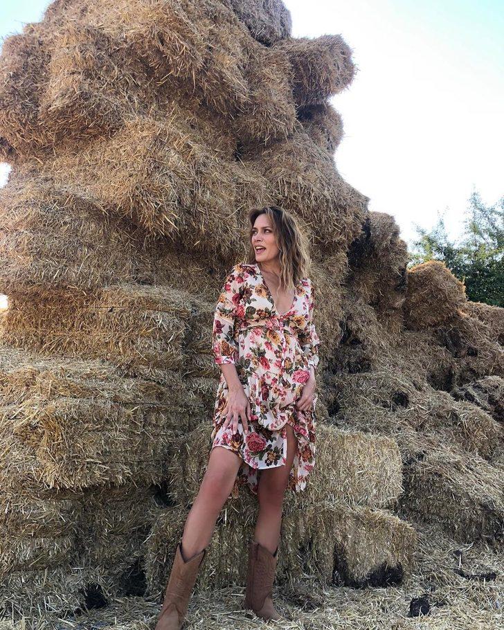 46 yaşındaki Ebru Cündübeyoğlu'ndan samanlıkta seksi pozlar G5