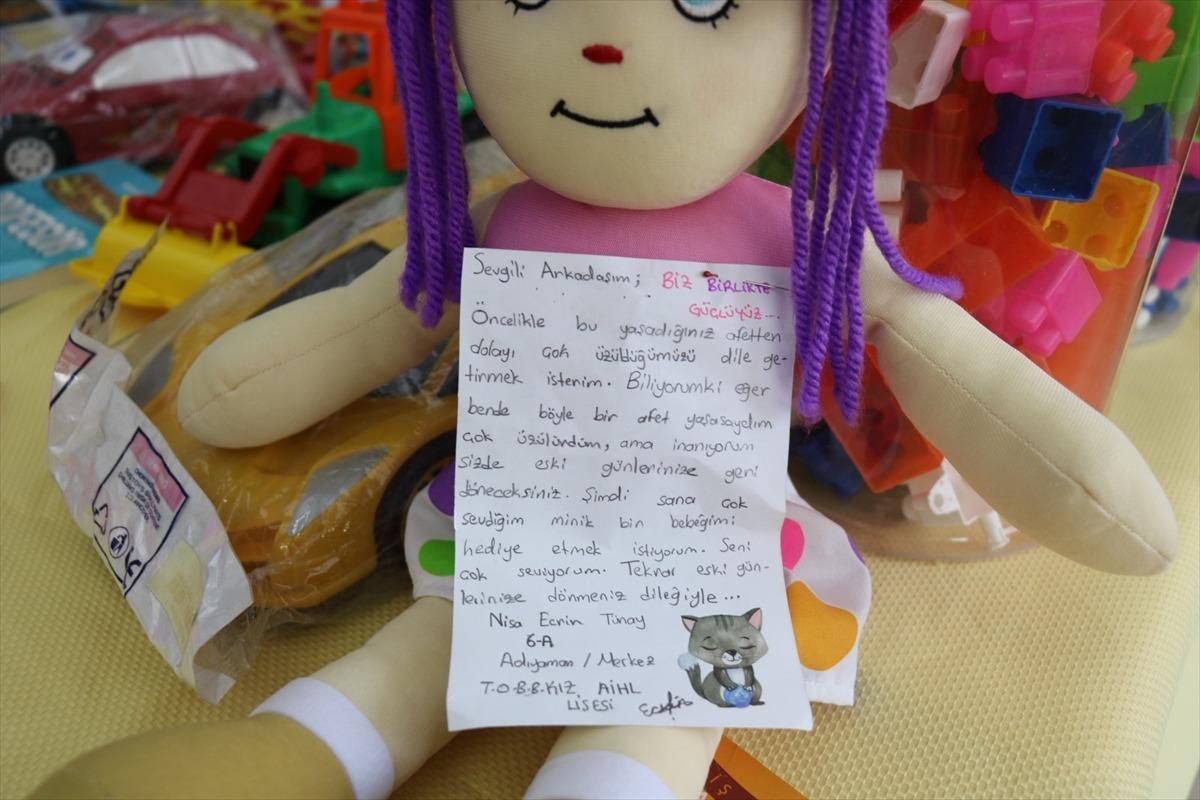 Adıyaman'da &ouml;ğrenciler Manavgat'taki &ccedil;ocuklara oyuncak ve mektup g&ouml;nderdi
