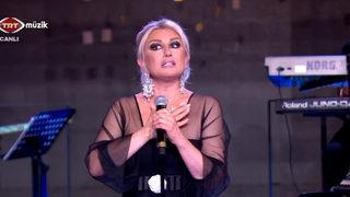 Muazzez Ersoy'dan canlı yayında TRT'ye sert tepki! Bu nasıl bir sabotedir diyerek sahneden indi