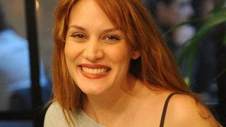 46 yaşındaki Ebru Cündübeyoğlu'ndan samanlıkta seksi pozlar