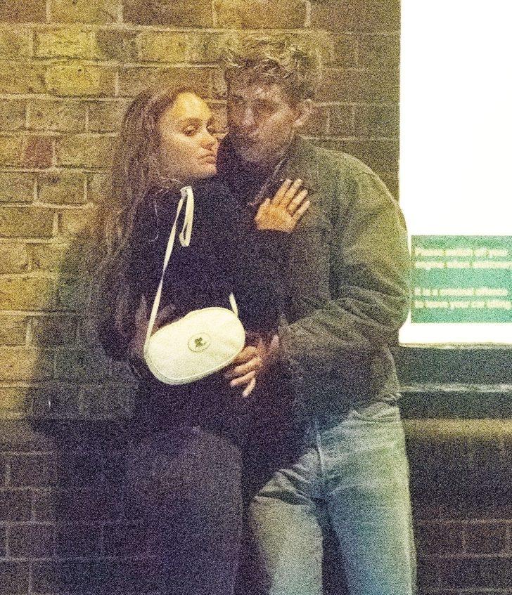Babasının izinde! Johnny Depp'in kızı Lily Rose Depp gece yarısı sokak ortasında öpüşürken yakalandı G1