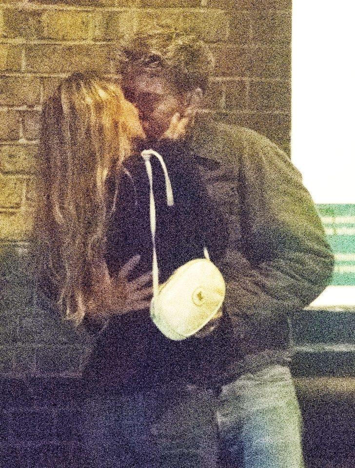 Babasının izinde! Johnny Depp'in kızı Lily Rose Depp gece yarısı sokak ortasında öpüşürken yakalandı G2