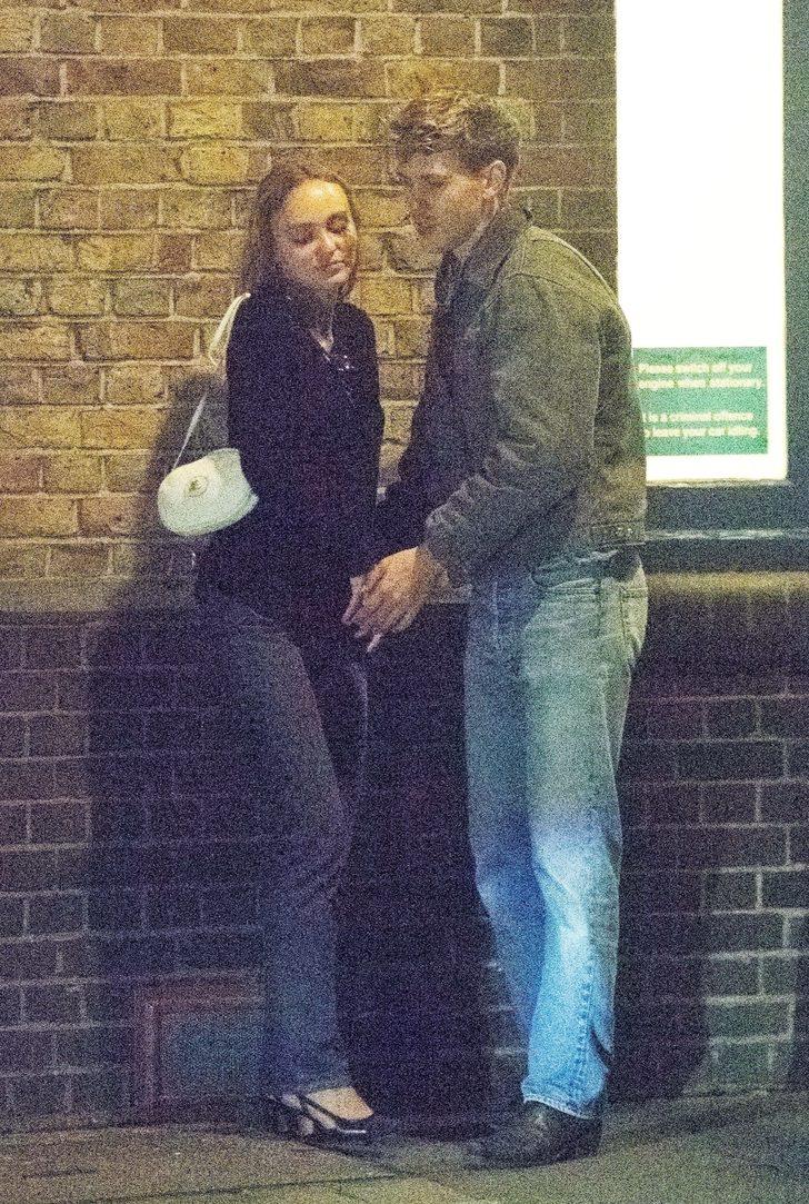 Babasının izinde! Johnny Depp'in kızı Lily Rose Depp gece yarısı sokak ortasında öpüşürken yakalandı G3