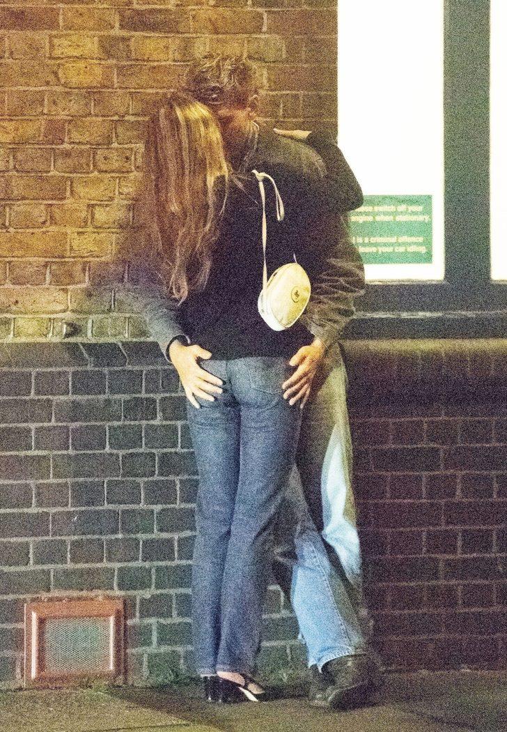 Babasının izinde! Johnny Depp'in kızı Lily Rose Depp gece yarısı sokak ortasında öpüşürken yakalandı G4