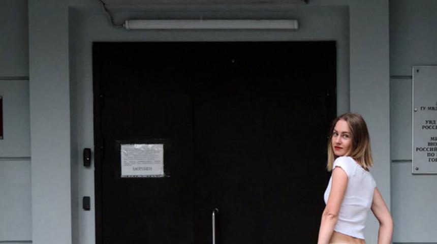 Polis merkezi önünde pantolonunu indirip poz verdi, hapse atıldı