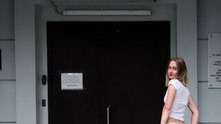 Polis merkezi önünde pantolonunu indirip poz verdi, hapse atıldı