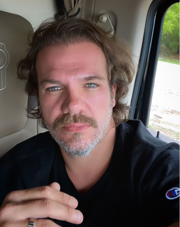 Tolga Karel'den çok konuşulan yeni aile pozları! Amerika'ya yerleşip, tır şoförü olmuştu... G4