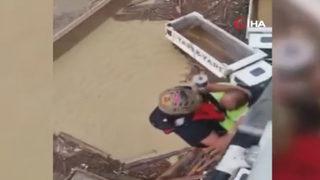 Sinop'ta sel felaketi! Çatıda mahsur kalan kişi helikopterle kurtarıldı