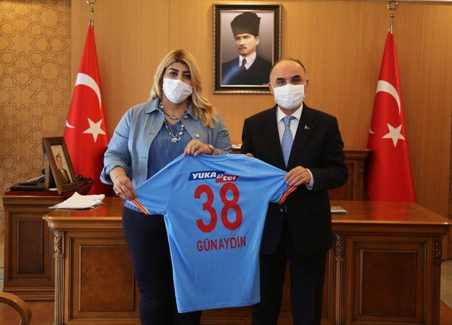 Kayserispor Kulübü Başkanı Berna Gözbaşı, Vali Şehmus Günaydın'ı ziyaret etti