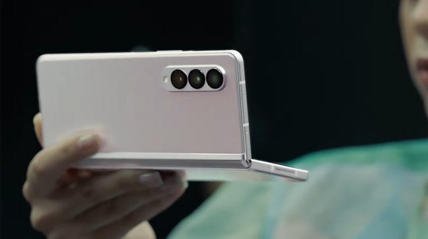 Samsung Galaxy Z Fold 3 tanıtıldı: Samsung'un ekran altı kameralı ilk telefonu!