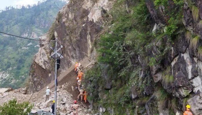 Hindistan'da otoyolda heyelan! 50 kişi araçlarında mahsur kaldı