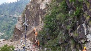 Hindistan'da otoyolda heyelan! 50 kişi araçlarında mahsur kaldı