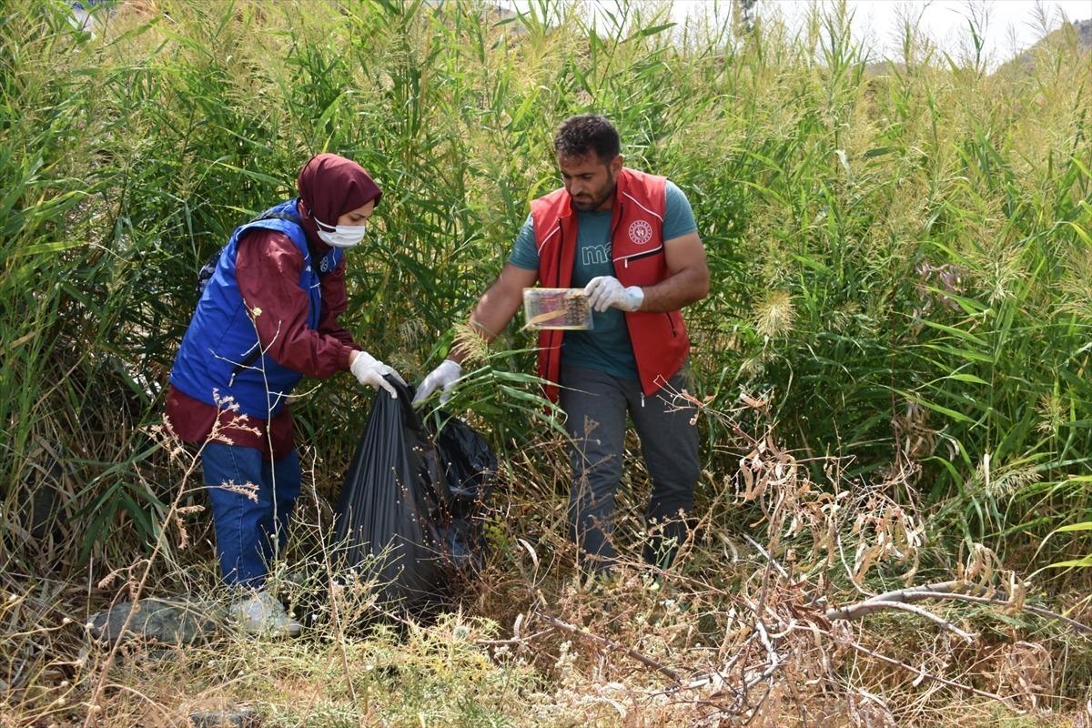 Elazığ'da g&ouml;n&uuml;ll&uuml; gen&ccedil;ler Hazar G&ouml;l&uuml; kıyısında &ccedil;evre temizliği yaptı