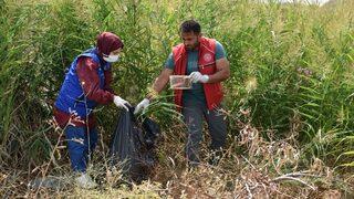 Elazığ'da gönüllü gençler Hazar Gölü kıyısında çevre temizliği yaptı