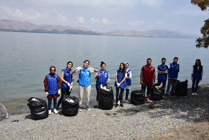 Elazığ'da gönüllü gençler Hazar Gölü kıyısında çevre temizliği yaptı G2