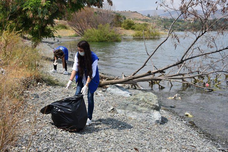 Elazığ'da gönüllü gençler Hazar Gölü kıyısında çevre temizliği yaptı G3