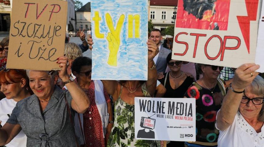 Yabancı medya kuruluşlarını yasaklayan yeni yasa tasarısı Polonya'da h&uuml;k&uuml;met krizine neden oldu