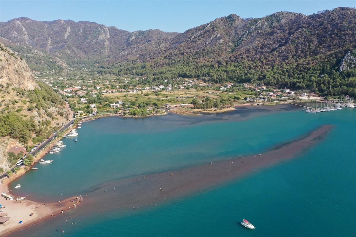 Marmaris'in &ouml;nemli turizm b&ouml;lgelerinden Kızkumu Plajı &ccedil;evresinde yanan ormanlık alanlar havadan g&ouml;r&uuml;nt&uuml;lendi