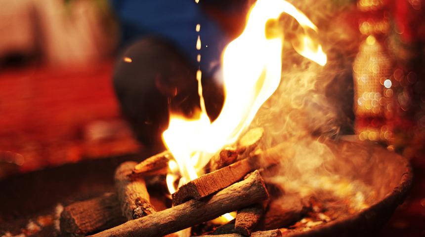 Hindistan'da kan donduran rit&uuml;el! K&uuml;&ccedil;&uuml;k kızın cansız bedeni nehir kıyısında bulundu