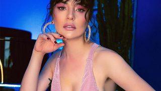  Gonca Vuslateri, derin yırtmaçlı elbisesiyle poz verdi