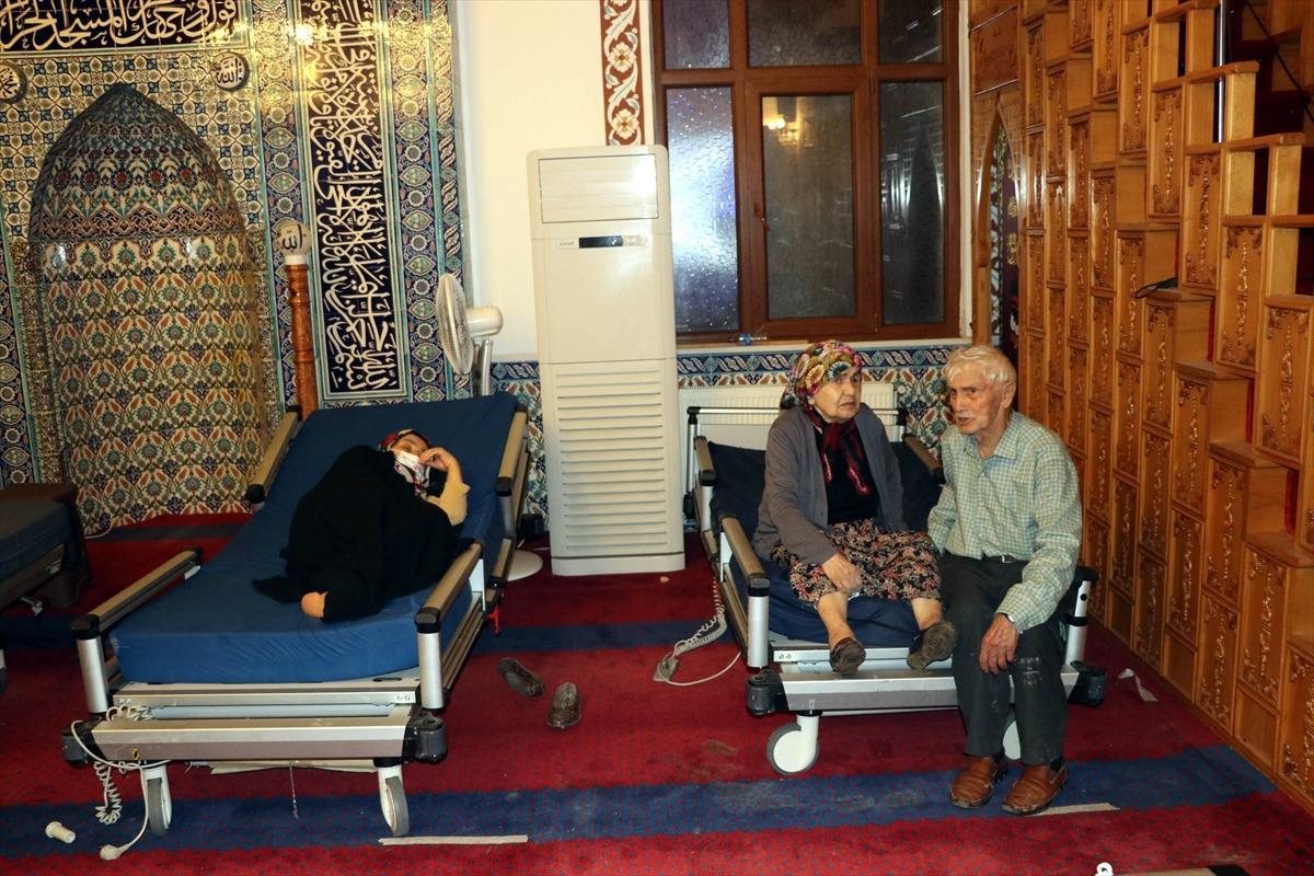 Sel felaketinin yaşandığı Bozkurt il&ccedil;esinde caminin i&ccedil;ine sahra hastanesi kuruldu