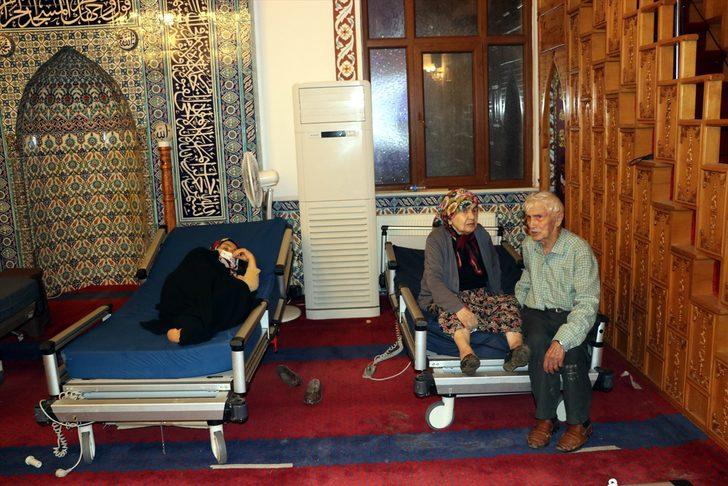 Sel felaketinin yaşandığı Bozkurt ilçesinde caminin içine sahra hastanesi kuruldu G4