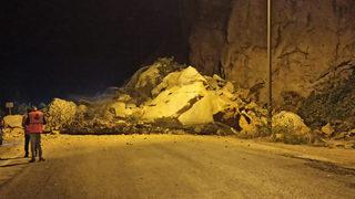 Faciadan dönüldü! Karabük'te dev kayalar yola düştü, ilçeye ulaşım durdu