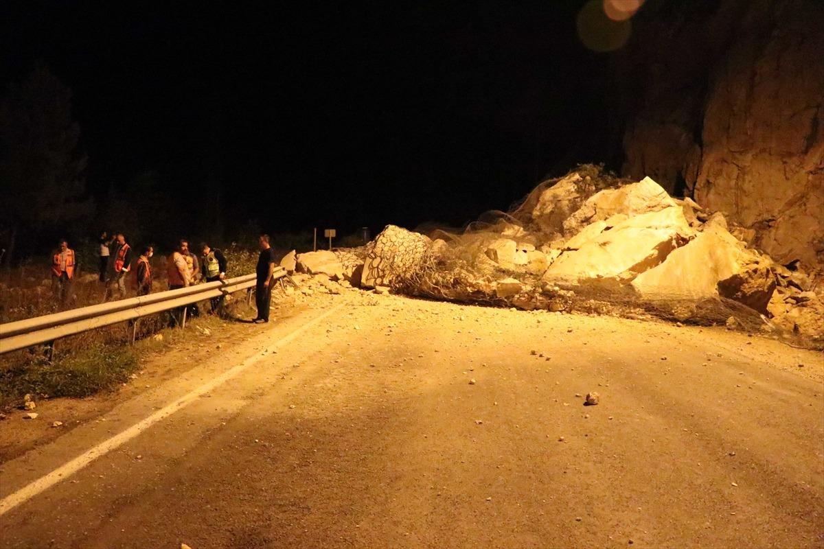 Heyelan nedeniyle kapanan Karab&uuml;k-Zonguldak kara yolu ulaşıma a&ccedil;ıldı