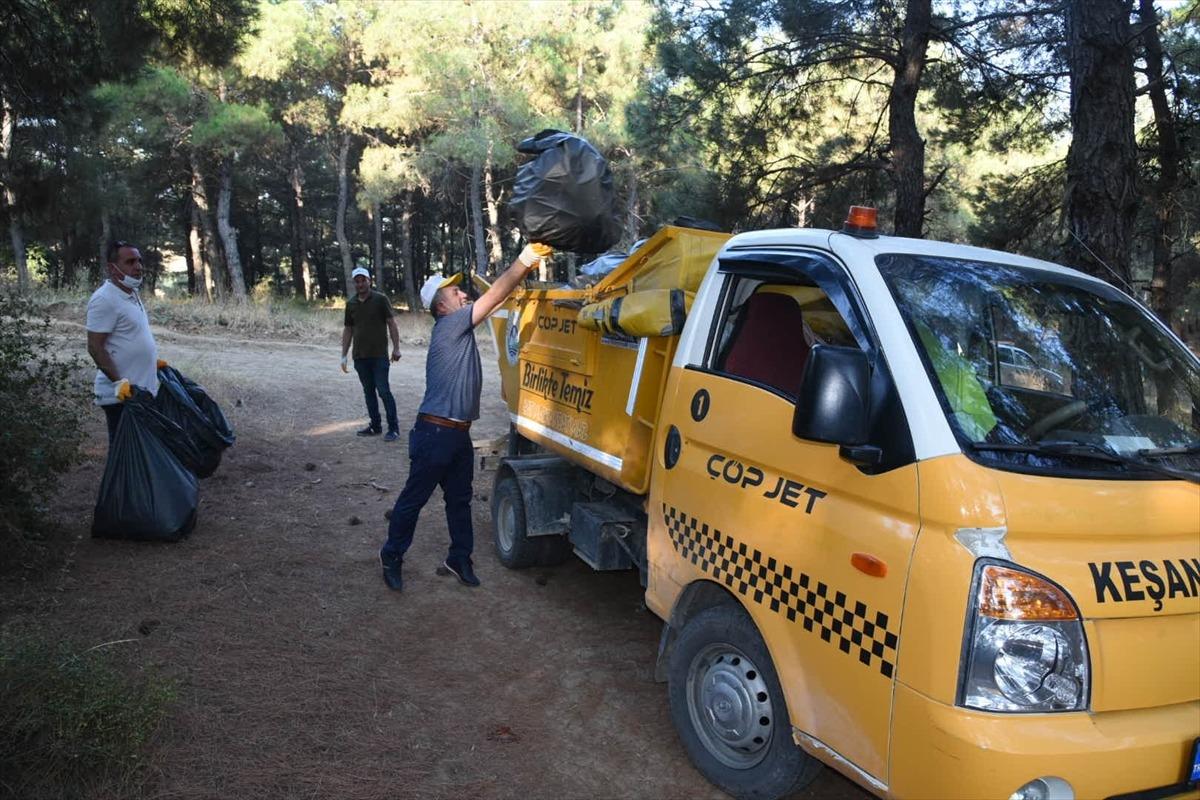 Keşan'da ormandan 10 kamyon &ccedil;&ouml;p toplandı