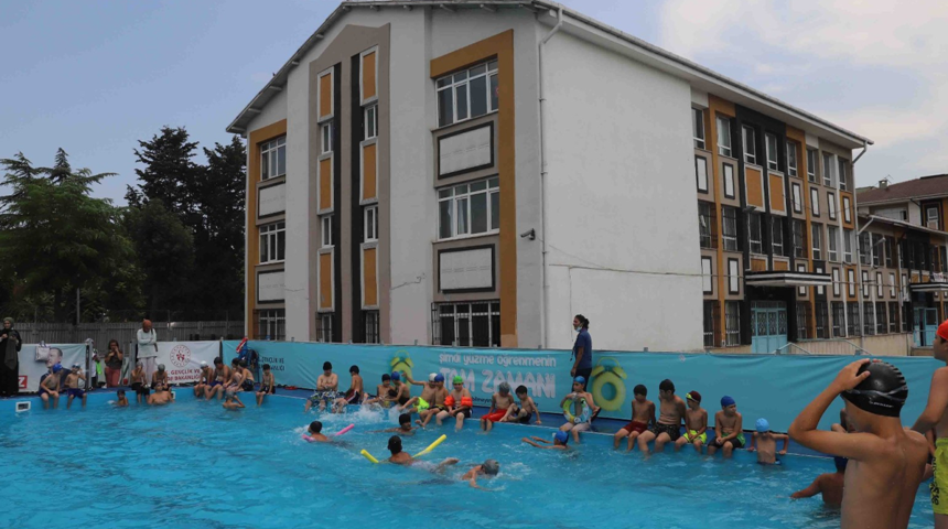 Bağcılar’da “Yüzme Bilmeyen Kalmasın” projesiyle çocuklar okul bahçesinde yüzme öğreniyorlar