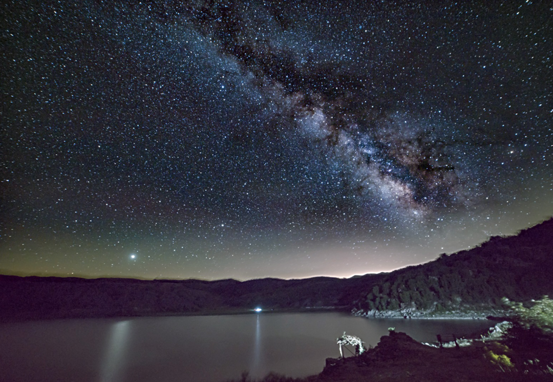 Nemrut Krater G&ouml;l&uuml;&rsquo;n&uuml;n gece manzarası g&ouml;renleri mest etti! Kartpostalları kıskandıracak g&ouml;r&uuml;nt&uuml;ler oluşturdu