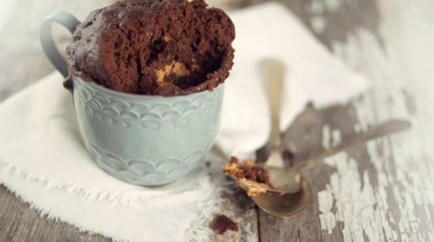 Kolay kek tarifi arayanlara özel! Çikolatalı fincan kekin lezzetine aşık olacaksınız