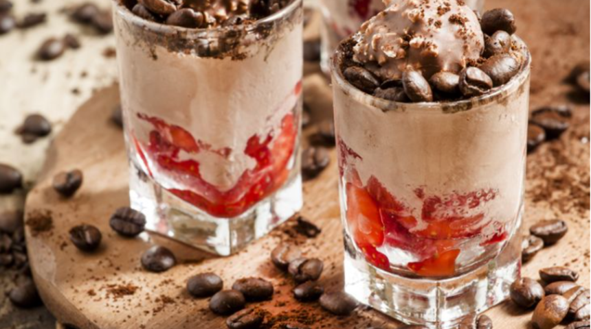 Kahve tiryakileri mutfağa! Yaz sıcaklarını serinleten çilekli kahve tarifi