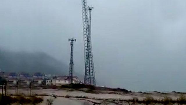 Kastamonu'daki selde baz istasyonunun çökme anı böyle görüntülendi