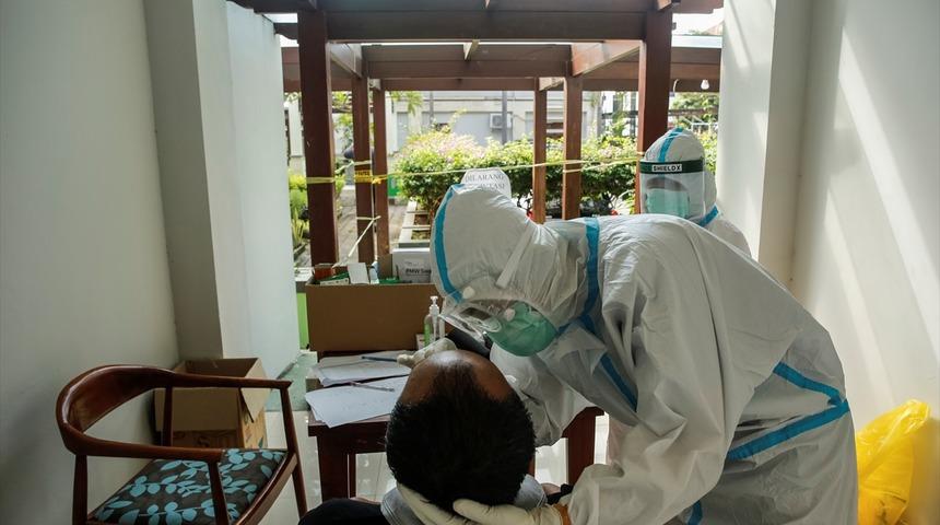 Covid-19 vaka artışı engellenemiyor! Endonezya kabusu yaşıyor: Koronavir&uuml;s hastaları ev karantinasında can veriyor