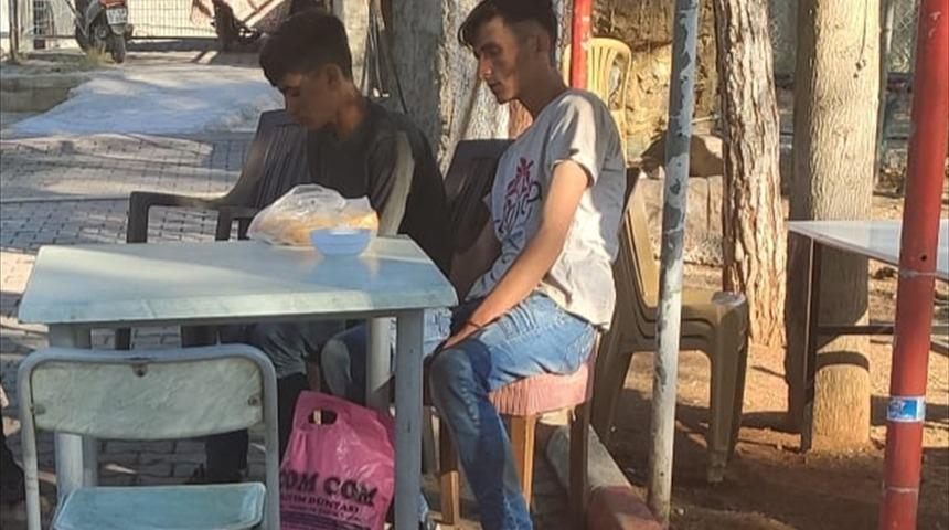 Tır dorsesinde saklanan 2 düzensiz göçmen, sürücünün dikkati sonucu yakalandı