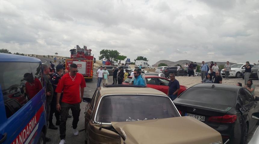 Nevşehir'de otomobil park halindeki 5 araca çarptı: 2 yaralı