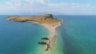 Van Gölü'nde onlarca kişi su altındaki antik yoldan yüzerek ve yürüyerek Çarpanak Adası'na ulaştı