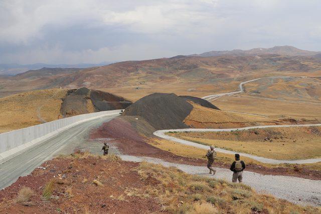 van-valisi-ve-goc-idaresi-genel-muduru-duvar-orulen-sinirda-inceleme-yapti_4082_dhaphoto4