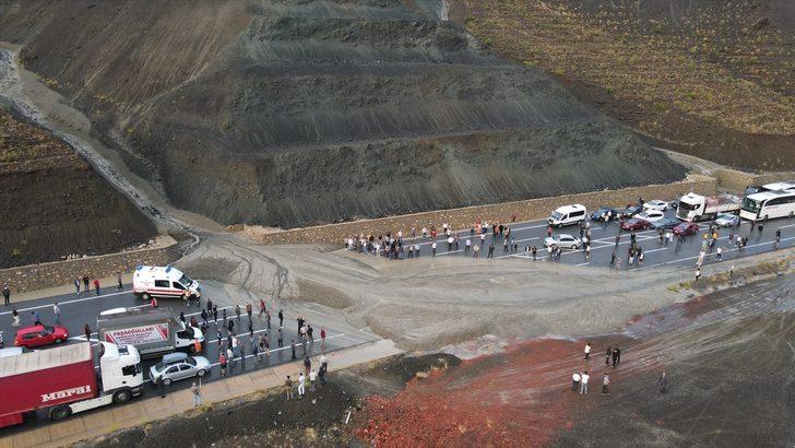 GÜNCELLEME - Heyelan dolayısıyla kapanan Erzincan-Sivas kara yolu ulaşıma açıldı G2