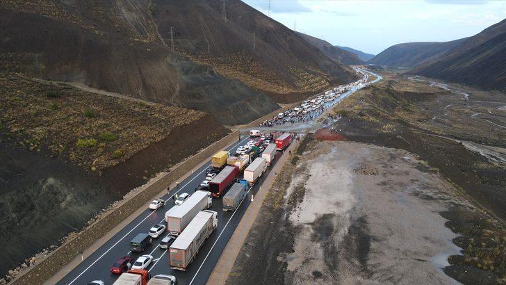 GÜNCELLEME - Heyelan dolayısıyla kapanan Erzincan-Sivas kara yolu ulaşıma açıldı G3