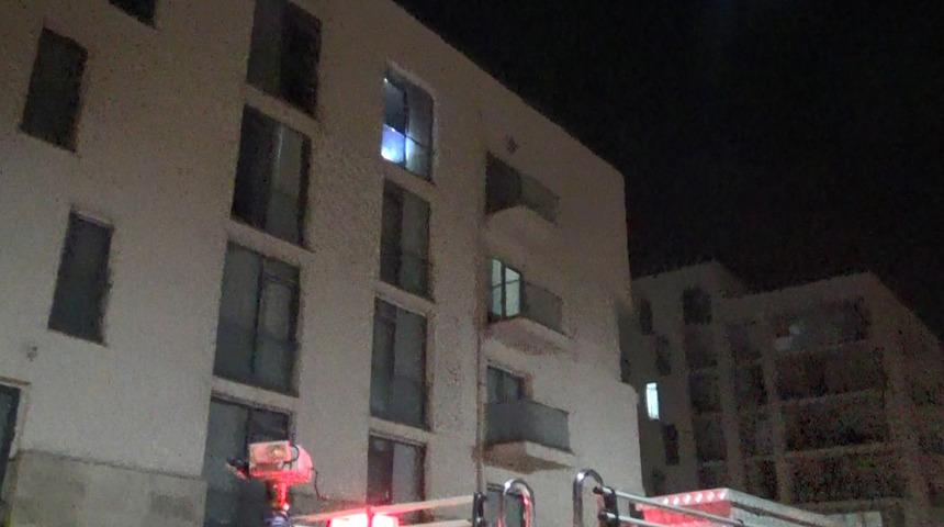 Evin ortasında sandalyeleri tutuşturmuş! Dumanlar binayı sarınca fark ettiler